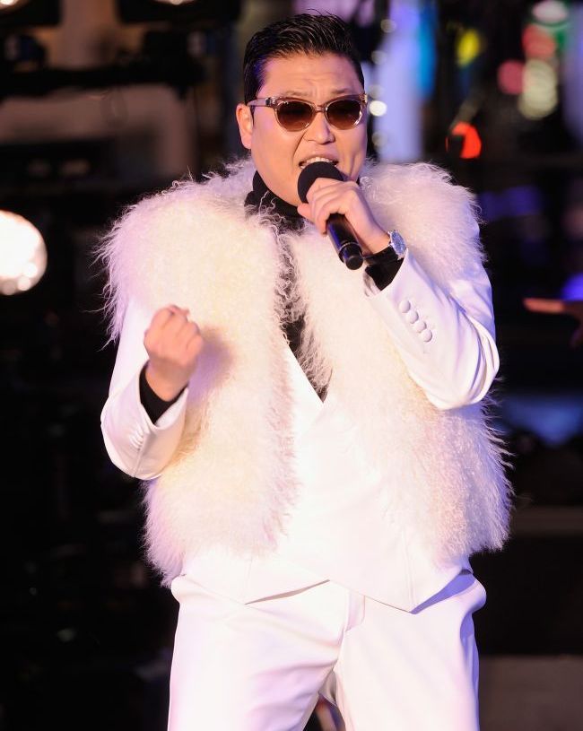 Nimeni nu se astepta sa faca asta! Imbracat intr-un body rosu, PSY a isterizat masele cand a imitat-o la perfectie pe Beyonce. Vezi cum a aratat