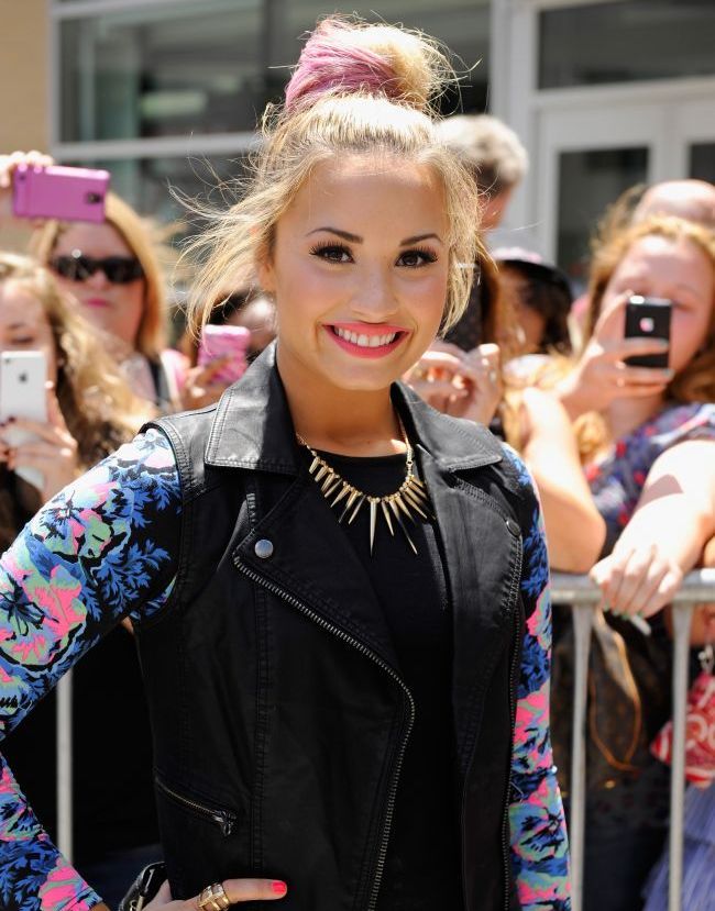 La cum arata picioarele ei, s-ar zice ca are peste 50 de ani. Demi Lovato, aparitie ingrozitoare la plaja
