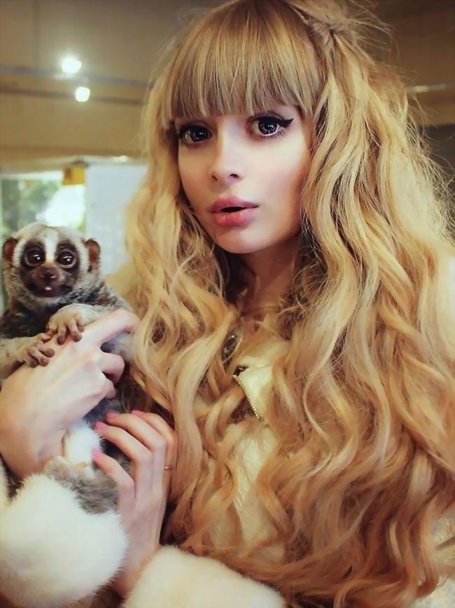 Cea mai reusita femeie Barbie din lume a mostenit frumusetea de la mama ei. Vezi cum arata