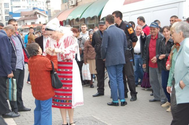 Andreea Marin, asa cum rar o vedeti: in costum popular. Cat de frumoasa este vedeta in portul traditional FOTO