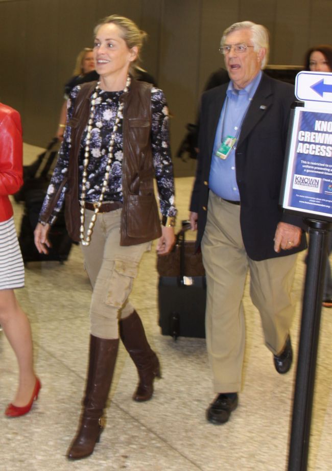 Sharon Stone, look impecabil fara machiaj, la 55 de ani. Cum a fost surprinsa actrita la aeroport