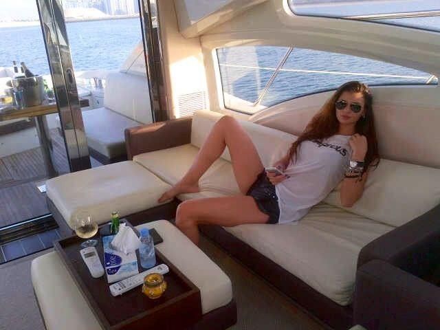 Ramona Gabor, intr-o pereche minuscula de pantaloni, care i-a dat gata pe barbatii din Dubai. Cum s-a pozat vedeta pentru ei