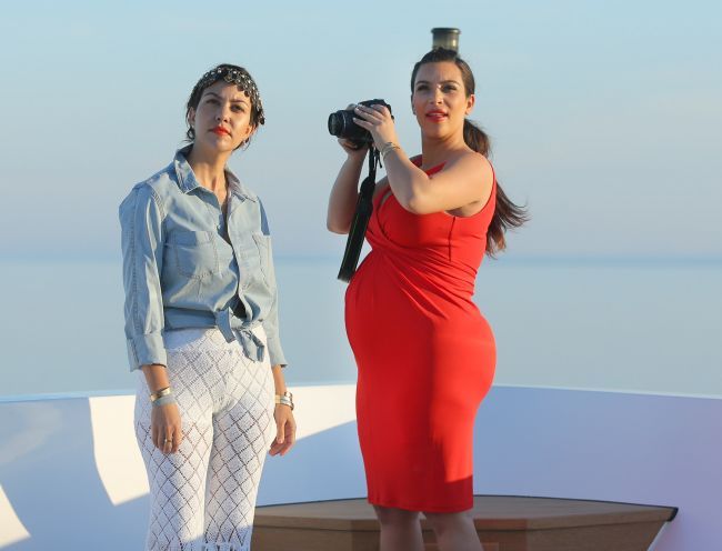 Rochiile devin neincapatoare pentru Kim Kardashian. Vedeta ia proportii uriase