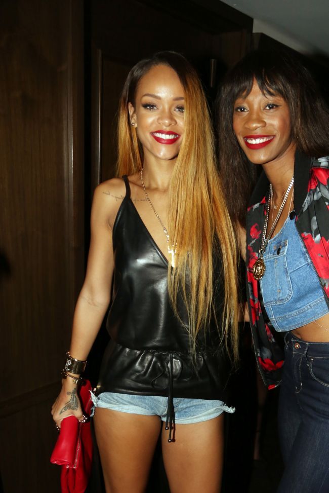 Rihanna, o noua schimbare radicala de look. Cat de frumoasa este cu parul super lung si blond