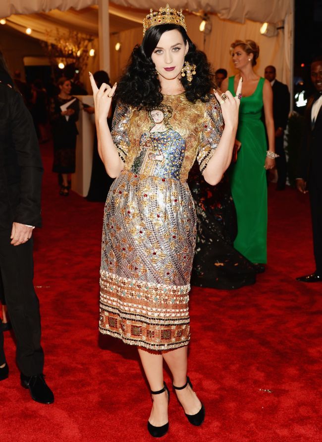 Tinutele catastrofale purtate de vedete la gala Met. Cum s-au facut de ras Madonna, Katy Perry, Kristen Stewart si alte dive de la Hollywood