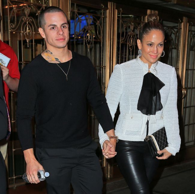 Jennifer Lopez, prea voluptoasa pentru o pereche de pantaloni atat de mulati? Cum arata vedeta in pantaloni de piele