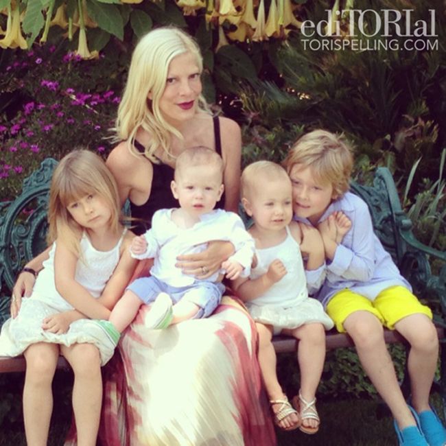 Tori Spelling se lauda cu noua ei silueta dupa nastere, intr-o sedinta foto de familie