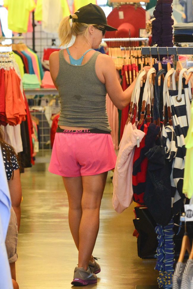 Pare o pustoaica de 18 ani de la spate. Cine este vedeta care a purtat acest outfit neglijent la o sesiune de cumparaturi