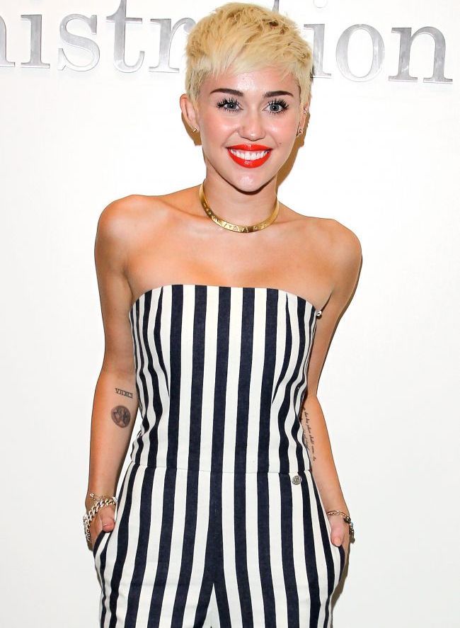 Miley Cyrus, mai sexy ca niciodata intr-un costum de baie cu decolteu pana la buric. Cum demonstreaza ca merita titlul de cea mai sexy femeie