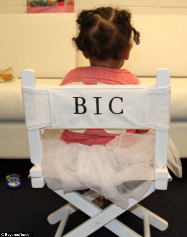 Adorabila! La doar 1 an, Blue Ivy a inceput sa o imite pe Beyonce. Cum arata intr-o imagine in care pozeaza ca o micuta diva