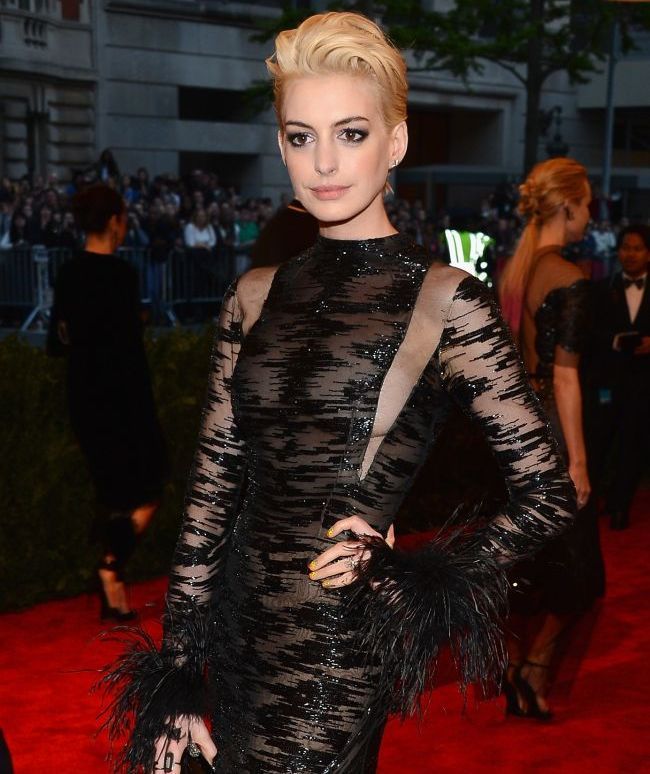 Schimbare neasteptata de look pentru Anne Hathaway. Cum a aparut castigatoarea de Oscar pe strazile din New York