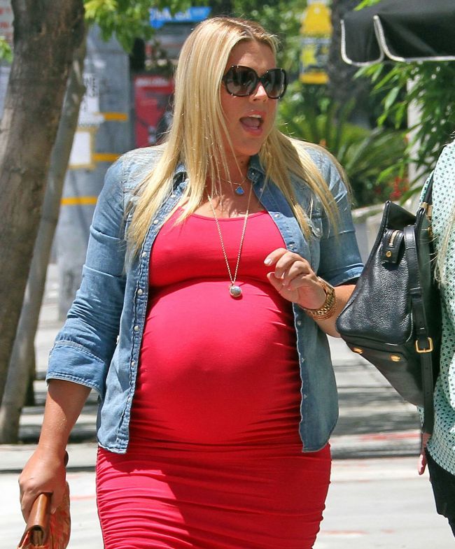 Busy Philipps o poate concura oricand pe Kim Kardashian in ceea ce priveste silueta de gravida. Cum arata starul din Cougar Town