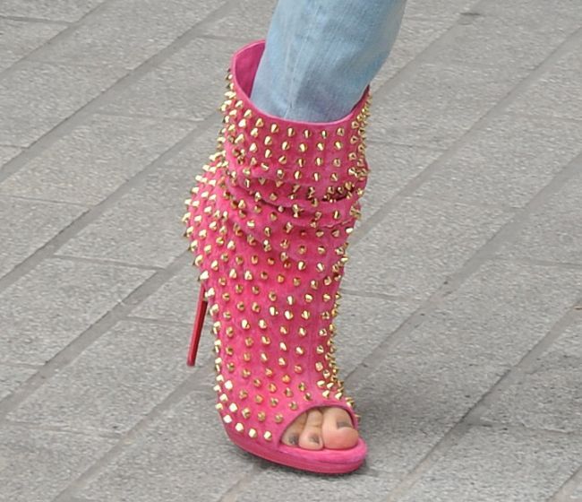 Jennifer Lopez, intr-o pereche de botine roz cu tinte aurii. Cum ti se par: stylish sau kitschoase?