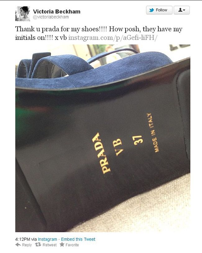 Cine nu si-ar dori sa fie in locul ei?! Victoria Beckham se lauda pe Twitter cu o pereche de sandale Prada cu monograma