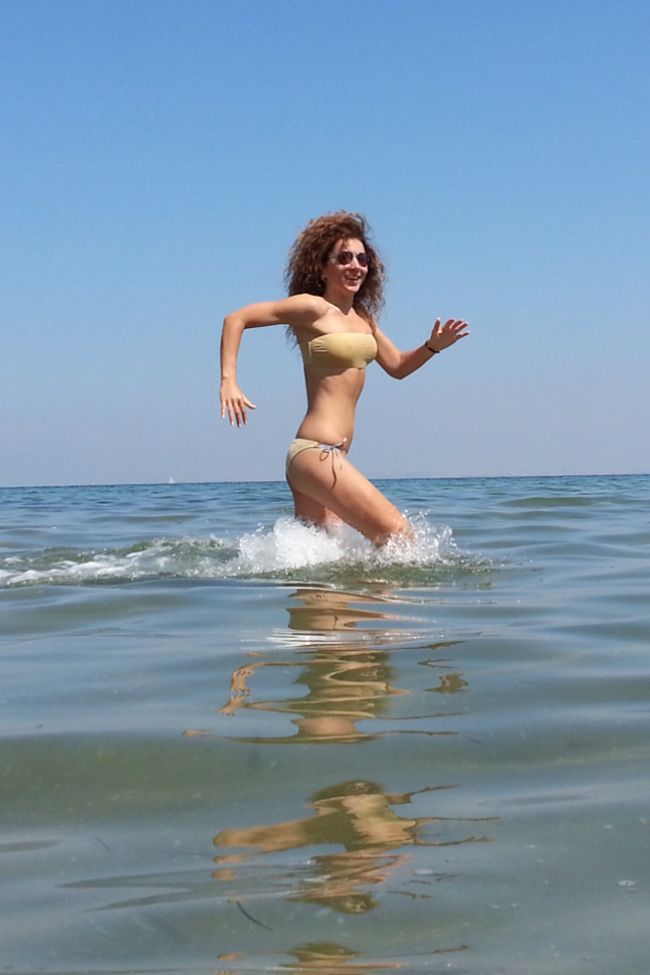 Carmen Bruma a facut valuri pe litoral. Cum a aratat vedeta la prima plaja de anul acesta