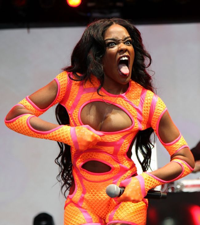 Cea mai kitchoasa tinuta de scena a anului? Cum a aparut cantareata americana Azealia Banks la un concert