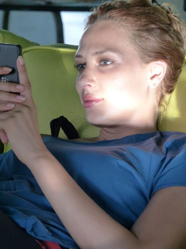 Iulia Vantur, fara pic de machiaj pe chip, intr-o zi obisnuita din viata ei. Cum arata cu adevarat frumoasa blonda
