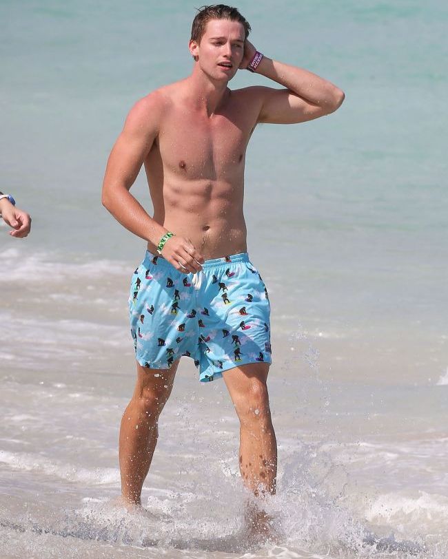 El este unul dintre cei mai doriti burlaci din America. Cum arata iubita lui Patrick Schwarzenegger in bikini