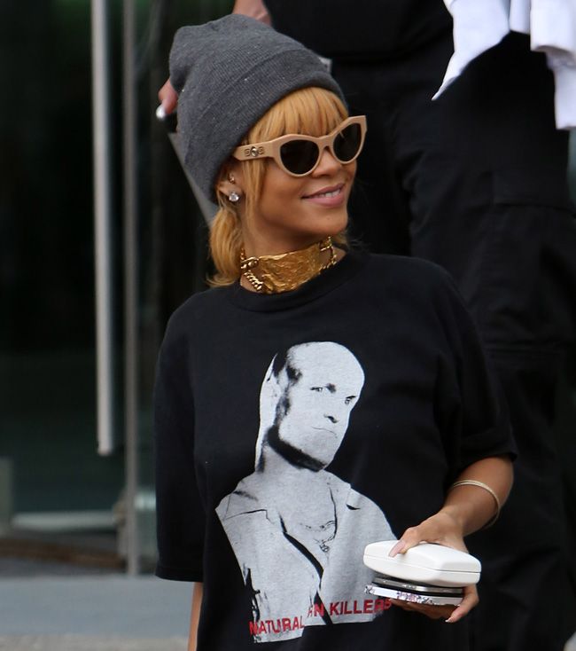 Ce faci cand ai epuizat toate tinutele scandaloase pentru a iesi in public? Porti pijamale! Cum au surprins-o paparazzi pe Rihanna si pe prietena ei