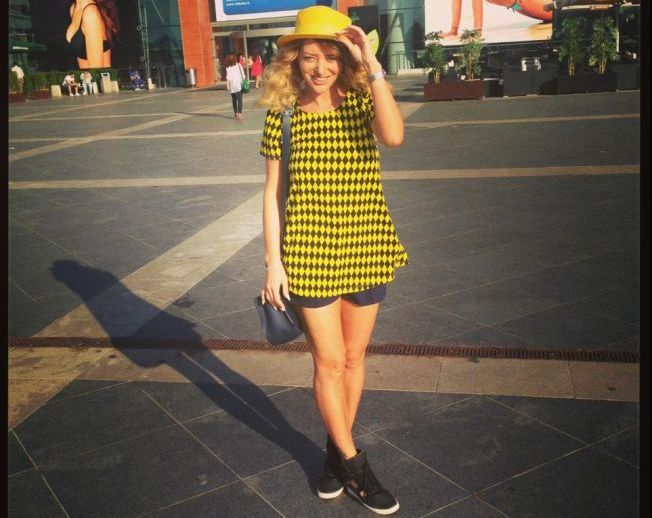 Delia Matache, la proba costumului de baie. Vedeta s-a lasat fotografiata pe plajele din Tel Aviv