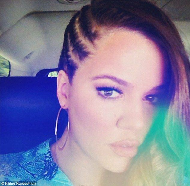 Khloe promoveaza noua crema autobronzanta a clanului Kardashian printr-o aparitie in costum de baie. Credeti ca este prea lucrata in Photoshop?