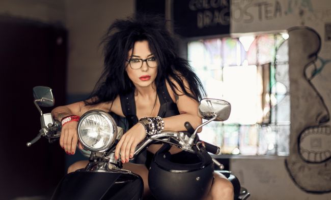 Antrenorul meu imi spune ca arat ca un model Victoria s Secret! Cine e vedeta din Romania care la 37 de ani a pozat in lenjerie intima, pe un motor