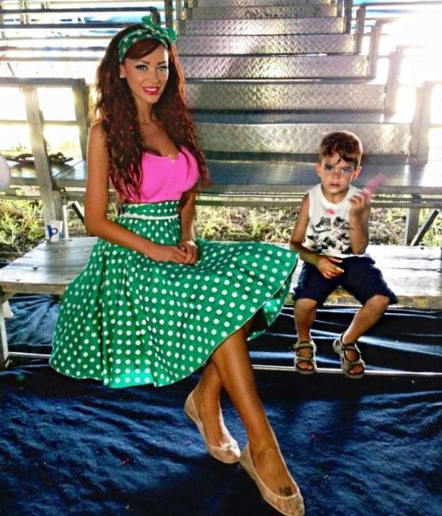 Admiratorii o vor din nou blonda si mai ...grasuta. Imaginea cu care Bianca Dragusanu le-a aprins imaginatia fanilor: au comparat-o cu Barbie si Anda Adam