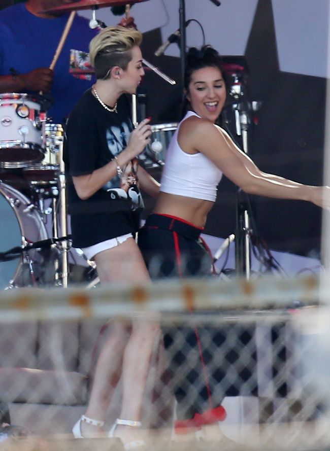 Cel mai provocator show de pana acum! Miley Cyrus, gesturi indecente cu dansatoarele sale pe scena, intr-un outfit sumar