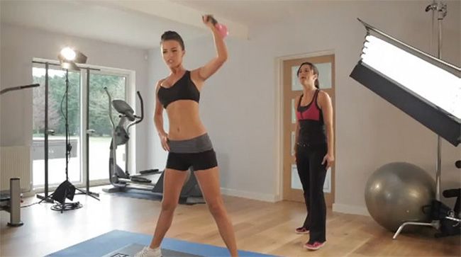 Era plina de celulita, acum are silueta perfecta. Ce vedeta s-a apucat sa dea lectii de fitness...din jacuzzi. VIDEO
