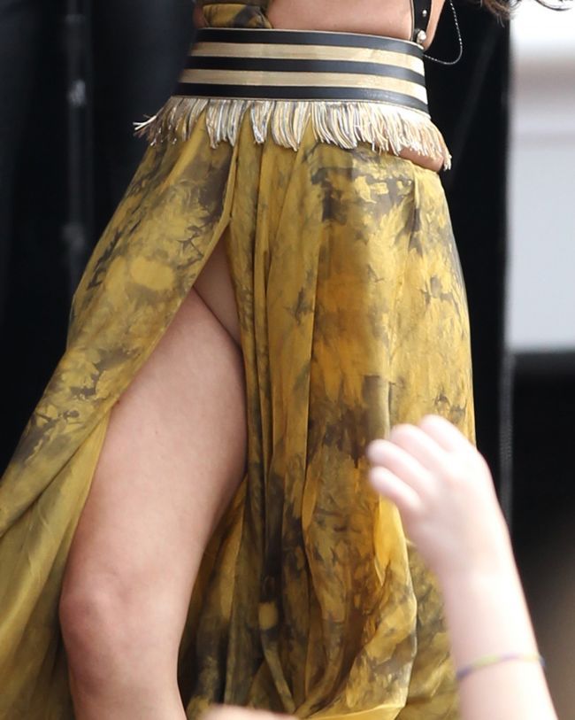 A uitat Selena Gomez sa-si puna lenjeria intima inainte de a urca pe scena? Vezi fotografia hot care i-a chinuit pe toti fanii ei minute in sir