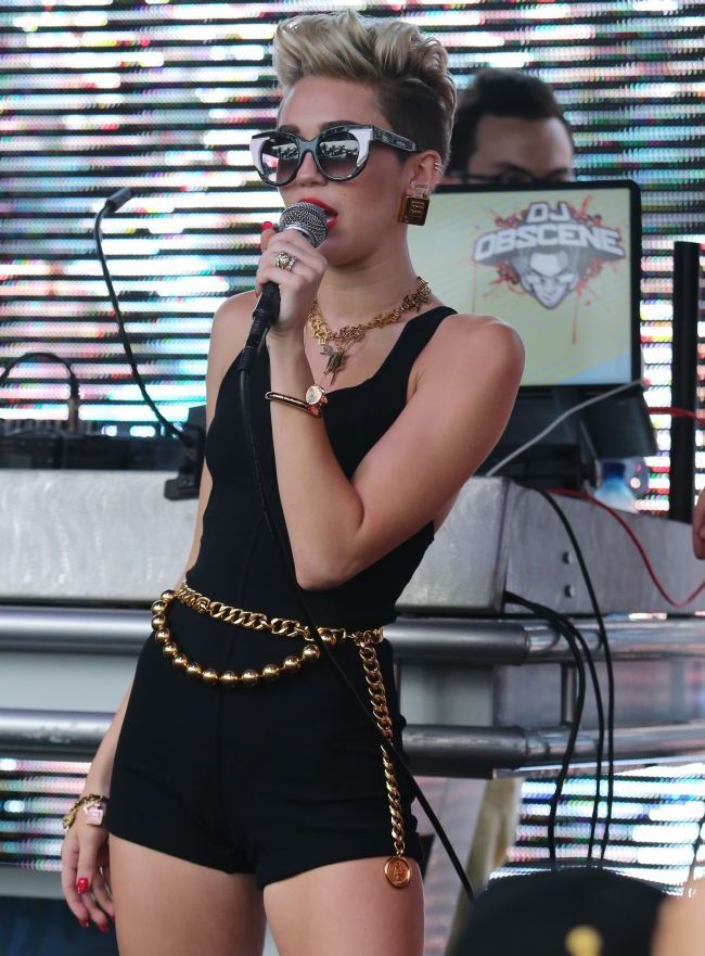 A plesnit bluza pe ea in timpul unui recital. Cum s-a facut Miley Cyrus de ras in fata fanilor si fotografilor
