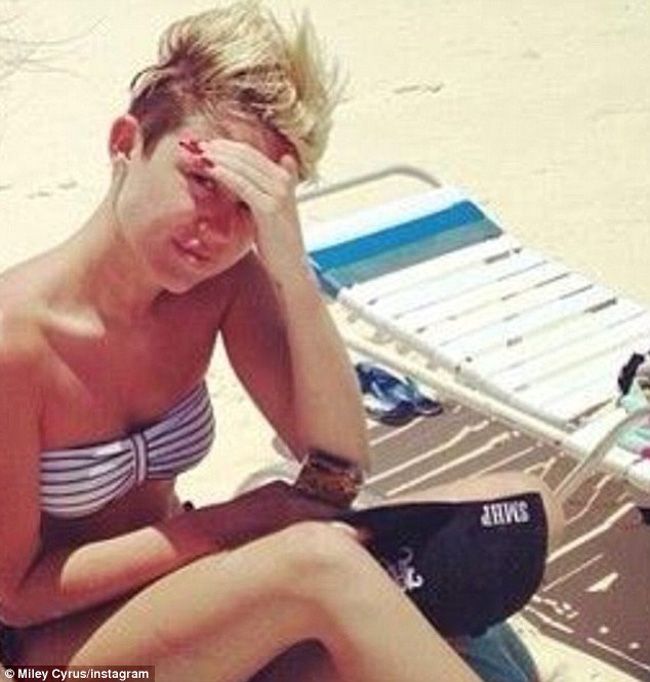 Arata ca un adolescent atragator . Ce imagine cu Miley Cyrus nemachiata a atras acest comentariu rautacios