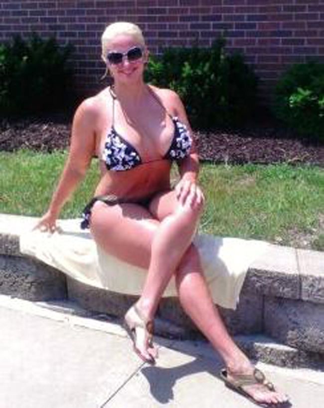 Am fost discriminata pentru ca aratam prea bine in bikini . O femeie de 43 de ani a fost data afara de la un parc acvatic pentru ca purta un costum de baie prea mic &nbsp;