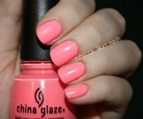 Vara aceasta se poarta unghiile in culori neon. Inspira-te din modelele de pe Pinterest si fa-ti si tu o manichiura cool