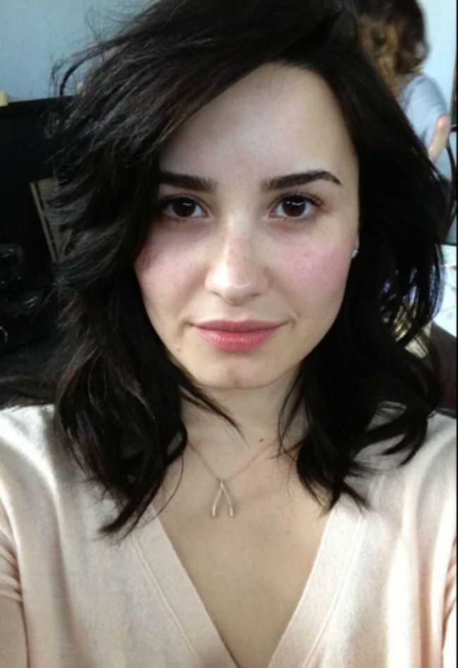 Draguta, dar greu de recunoscut. Cum arata Demi Lovato fara machiaj