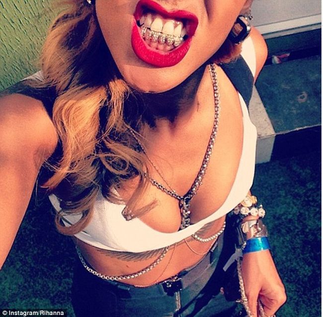 Rihanna si-a suprins fanii cu un accesoriu bizar si masculin. Ce nu s-au asteptat acestia sa vada in gura vedetei