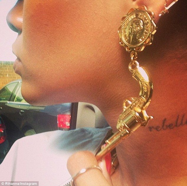 Cu pistolul la ureche. Ce accesoriu ciudat a purtat Rihanna in Londra
