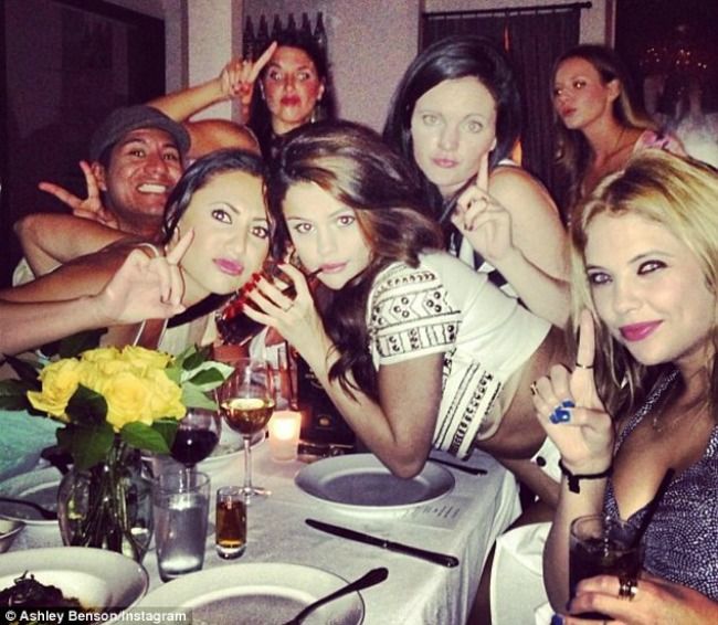 Cu abdomenul si picioarele la vedere. Ce tinuta super sexy a purtat Selena Gomez la majoratul ei