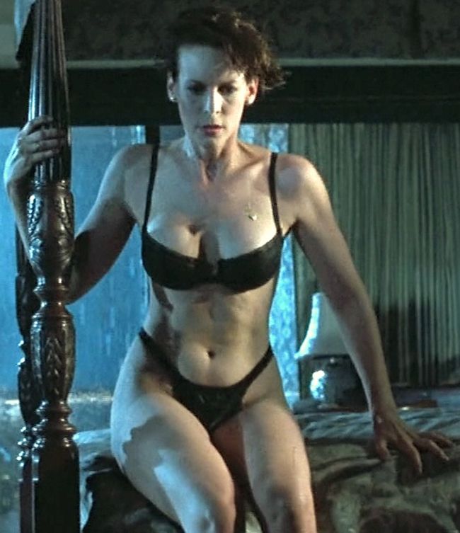 Acum 19 ani facea furori intr-un numar de striptease in Minciuni adevarate . Cum arata actrita Jamie Lee Curtis in costum de baie, la 54 de ani