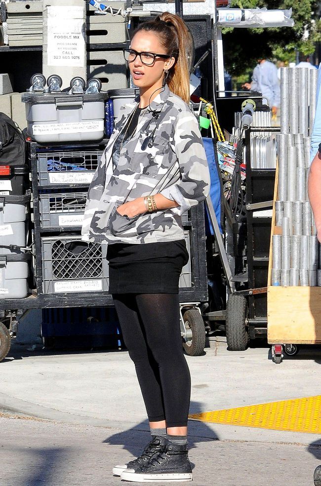 Pe covorul rosu fatala, pe strada banala. Cum a dezamagit Jessica Alba la o aparitie din viata de zi cu zi - FOTO