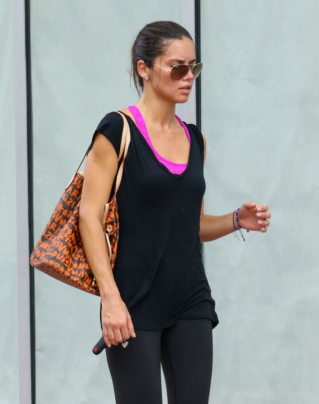 Fara machiaj si transpirata dupa sport. Adriana Lima, asa cum n-a mai aparut pana acum