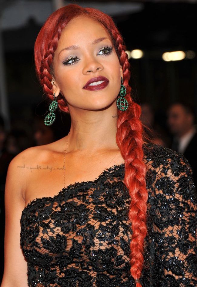 Si-a pierdut controlul de fata cu zeci de oameni. In ce ipostaze scandaloase a fost surprinsa Rihanna de paparazzi