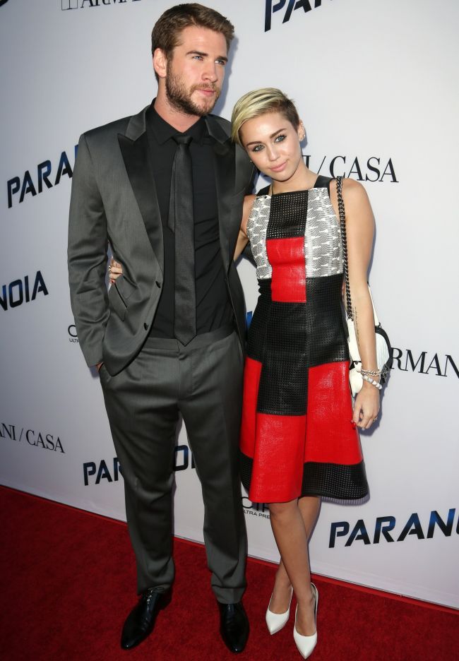 Miley Cyrus, intr-o rochie excentrica si ciudata, care o face sa para dezbracata. Cum a pozat de data aceasta