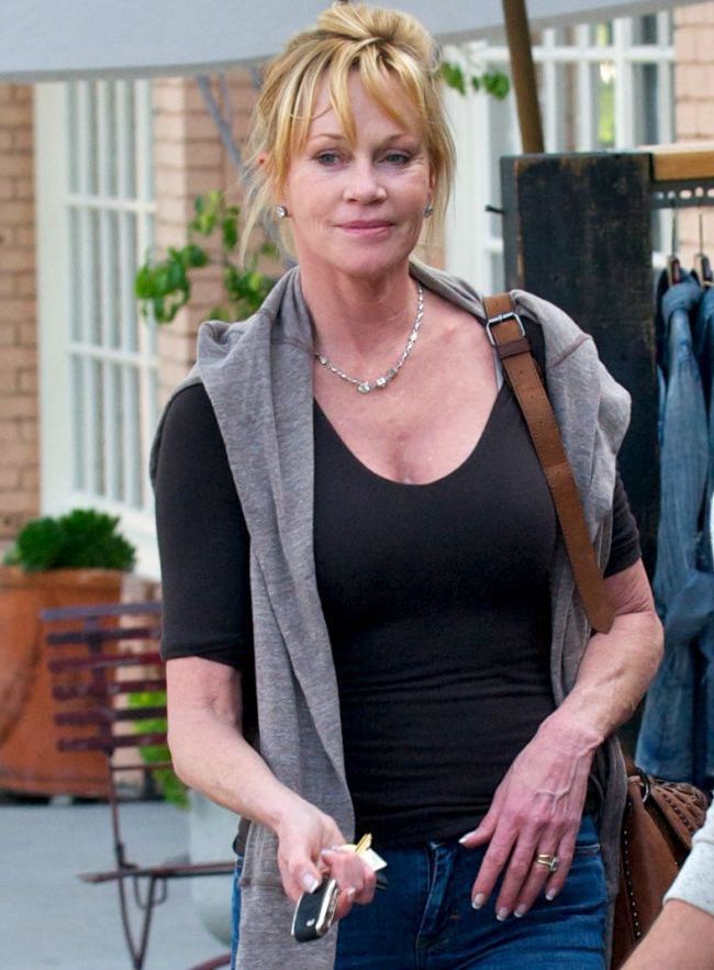A fost criticata dur pentru fizicul ei, dar ea arata asa. Vezi corpul de adolescenta pe care il etaleaza Melanie Griffith, in bikini, la 56 de ani
