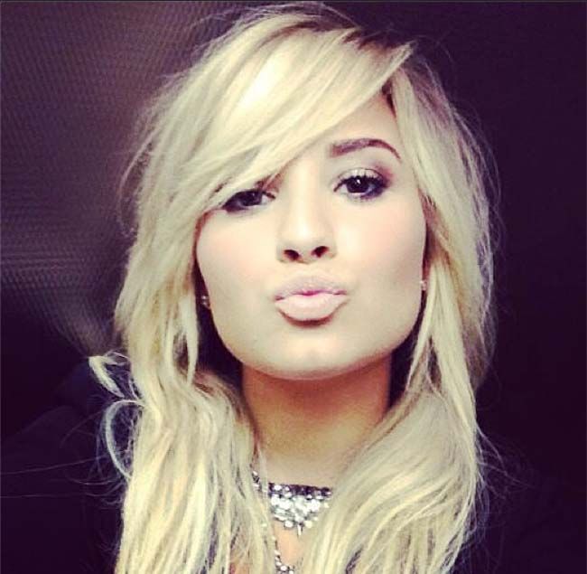 Asta este imaginea dupa . O mai recunosti pe Demi Lovato in imaginea inainte , nemachiata, fara extensii si cu ochelari de vedere?