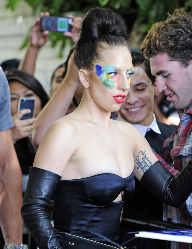 Sanii lui Lady Gaga, la un pas sa se reverse dintr-o rochie mult prea mica. Cum era sa se faca de ras vedeta pop