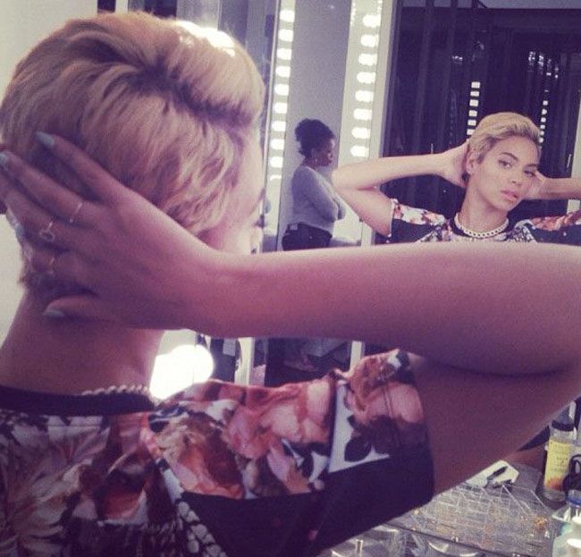 La doar cateva zile dupa ce s-a tuns baieteste, Beyonce si-a schimbat din nou coafura. Cum arata diva pop cu extensii