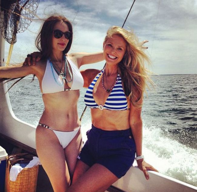 Mama are 59, iar fiica 27, dar toti cei de pe plaja au crezut ca sunt surori. Cum arata modelul Christie Brinkley si fiica ei in costum de baie