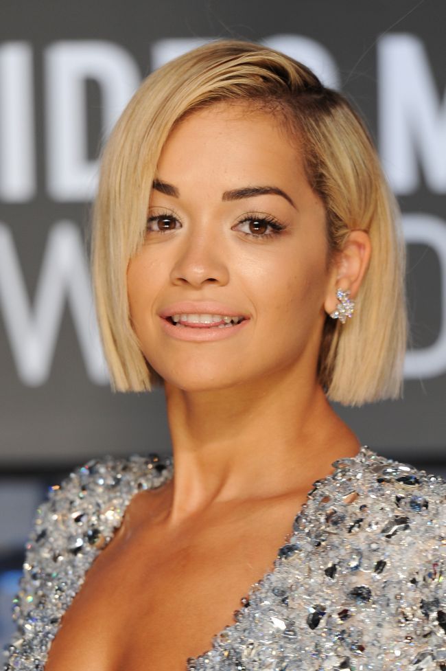 A purtat o rochie atat de voluminoasa, incat a avut nevoie de caraus. Cum a aparut Rita Ora la cel mai cool eveniment al momentului