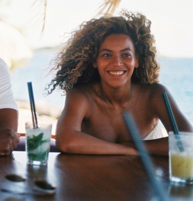 Nu are un ten perfect, dar nu se sfieste sa-l arate fanilor. Cum arata Beyonce fara machiaj